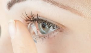 lente de contato irritando o olho